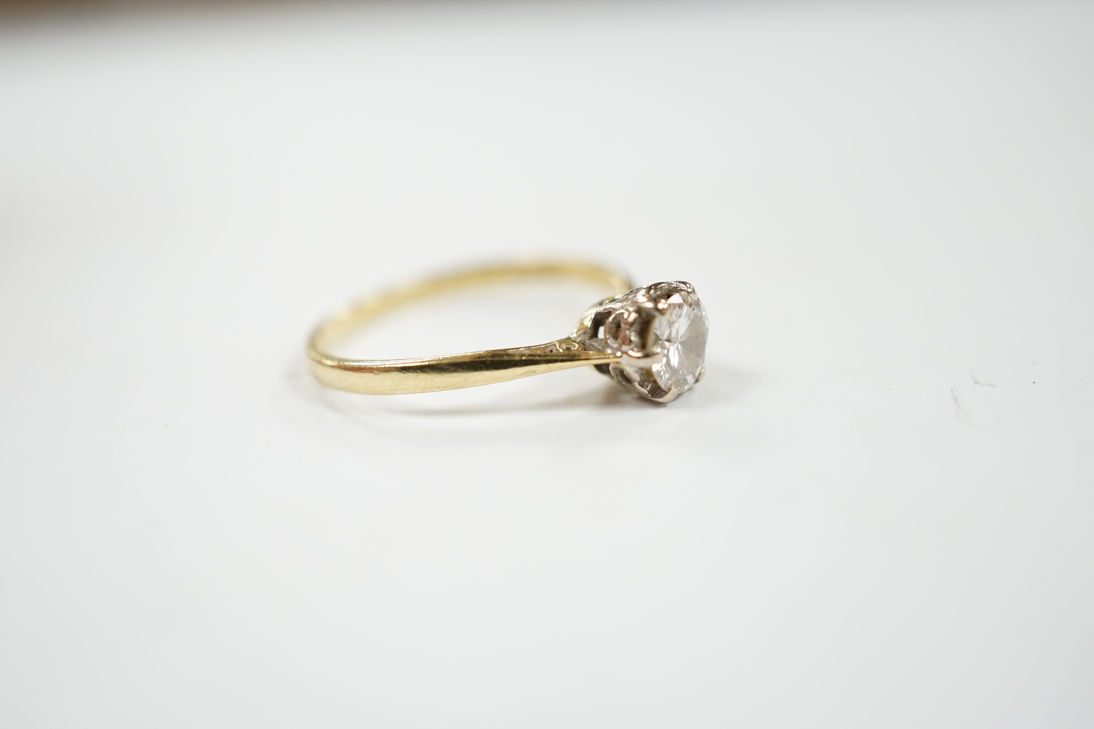 A modern 18ct gold and illusion set solitaire diamond ring, size M/N, gross weight 2.1 grams.